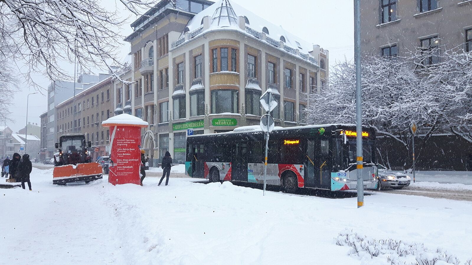 Ietvju slaucītājs traktoriņš sabojā autobusu