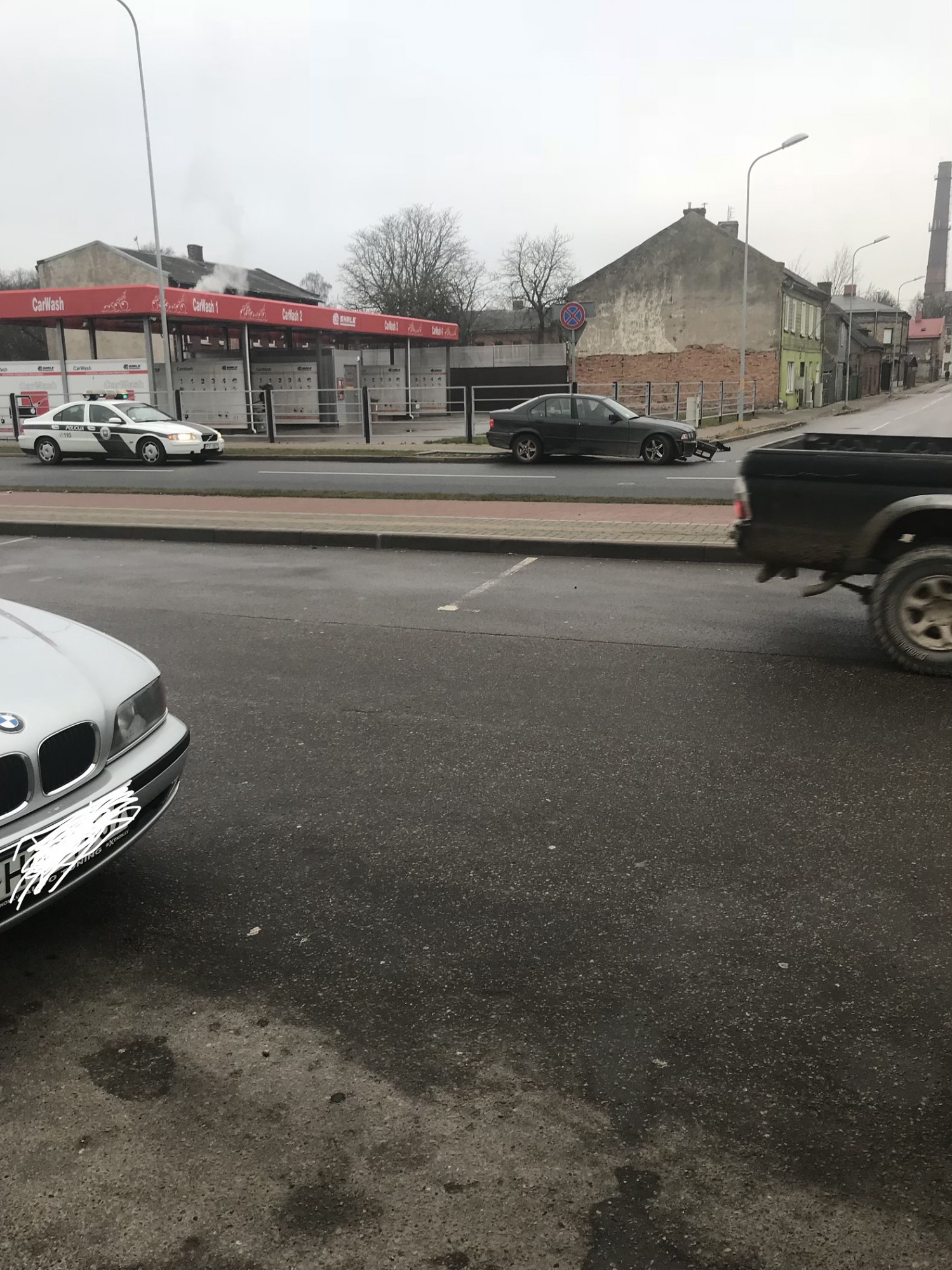 Nenovalda ”BMW” un nolauž ceļazīmi