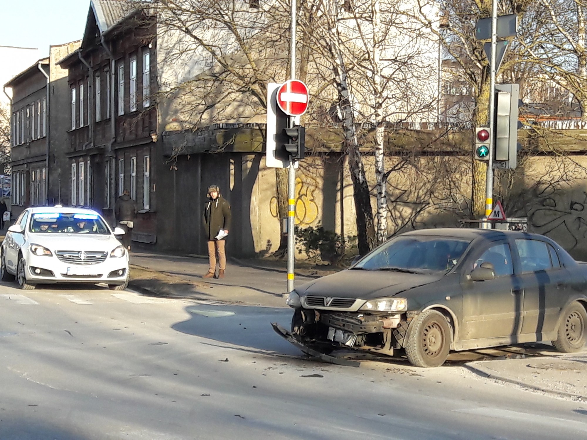 Brauc pie sarkanā un sadauza mācību mašīnu
