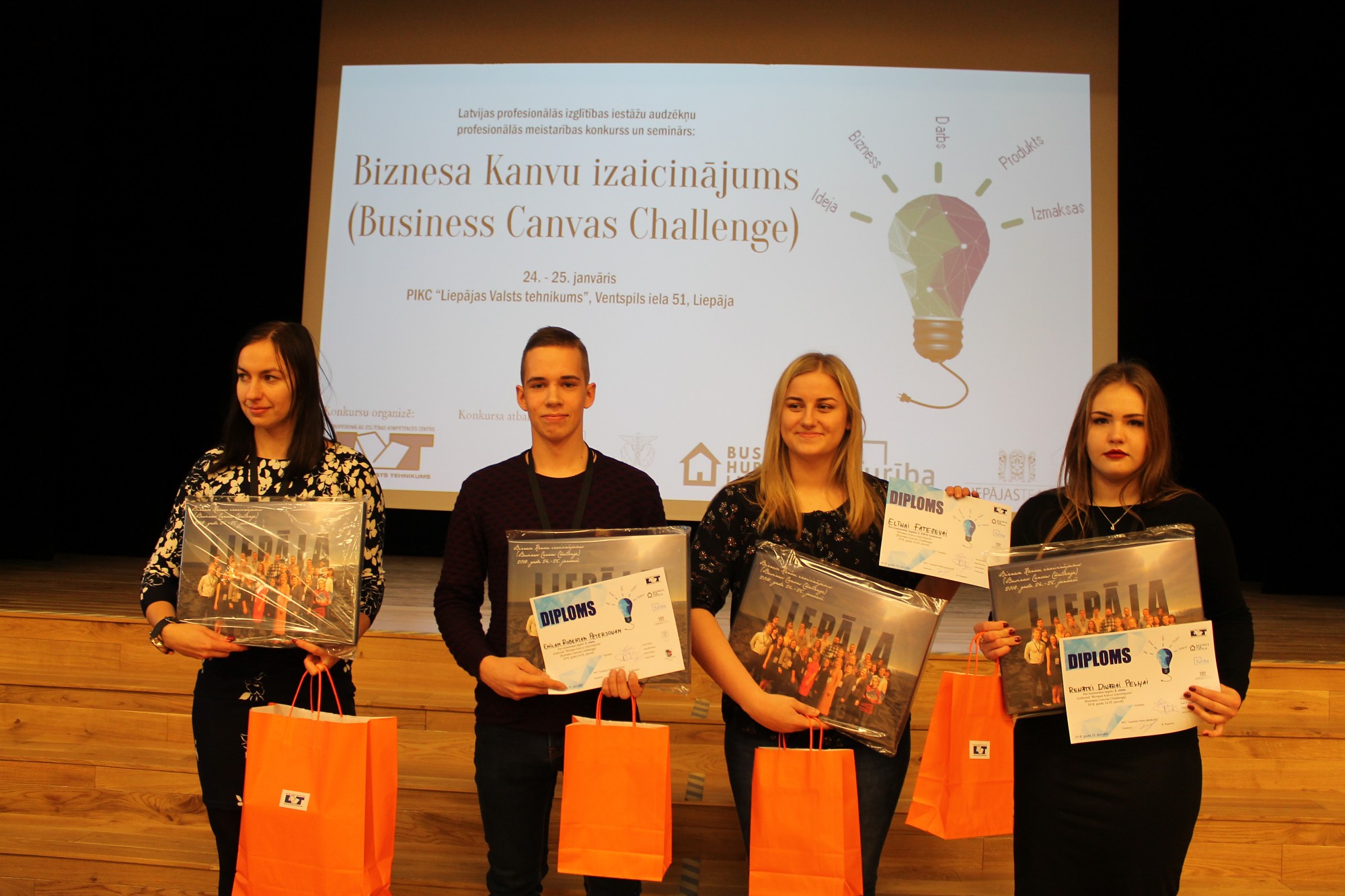 Mācās iestrādāt idejas biznesa kanvas modelī