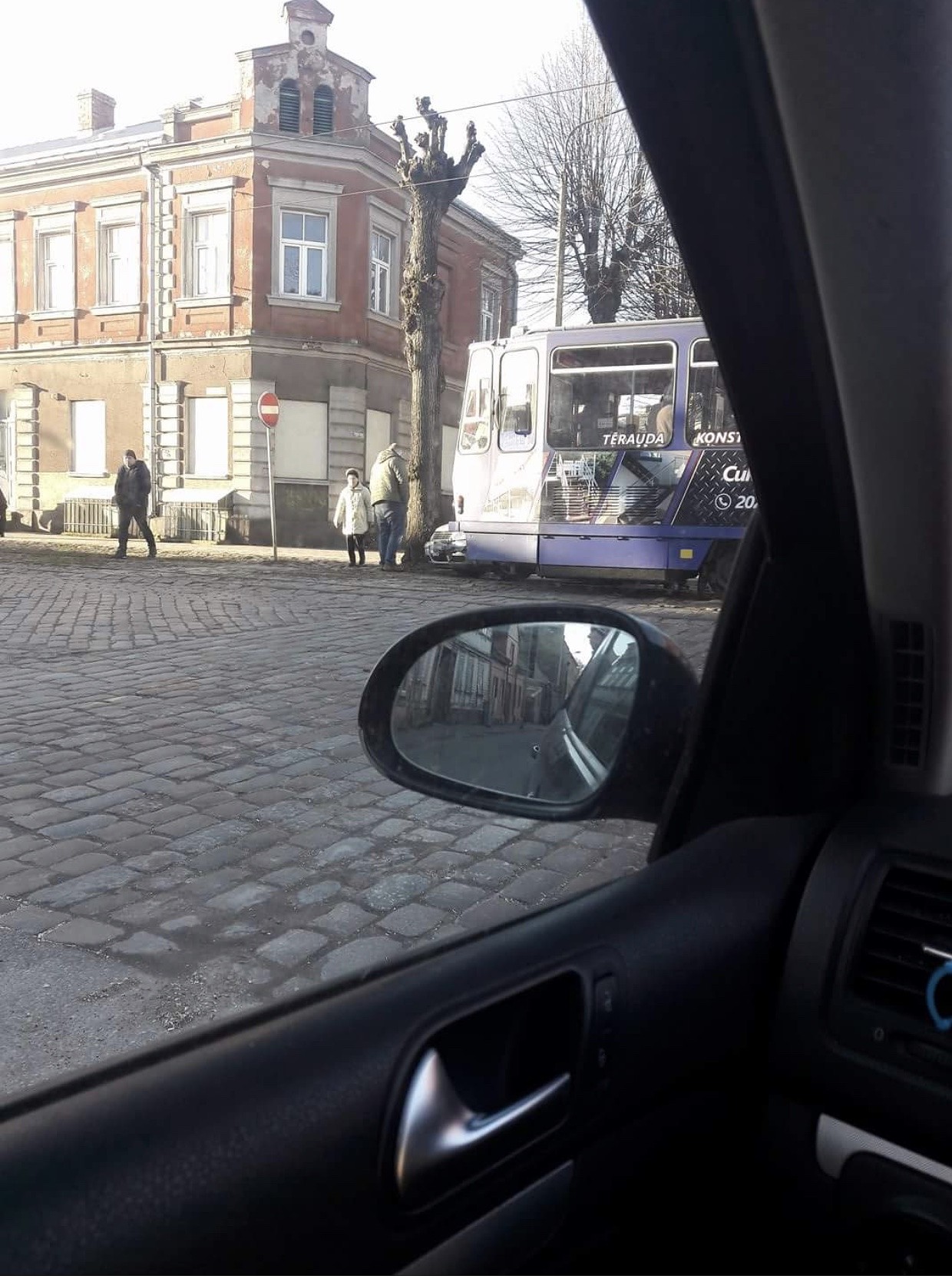 Vieglais auto spēkojas ar tramvaju