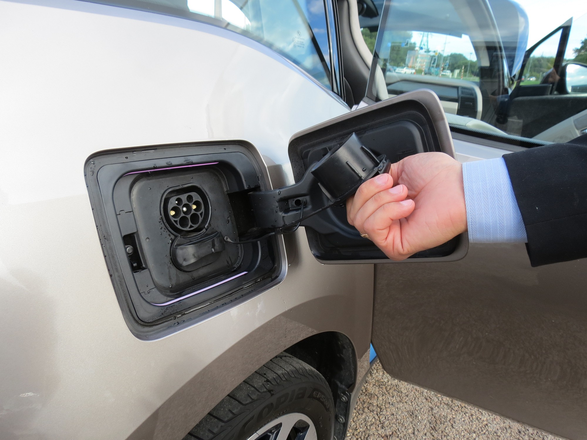 Uzlādēt elektroauto varēs arī laukos