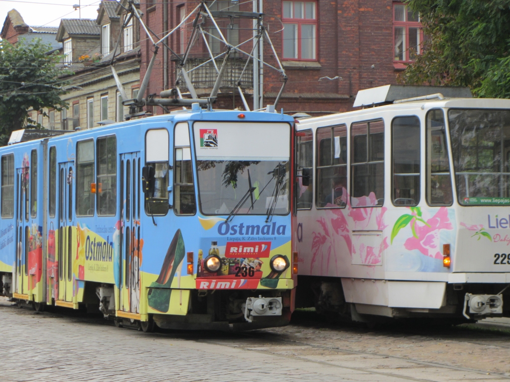 Izskrien priekšā tramvajam