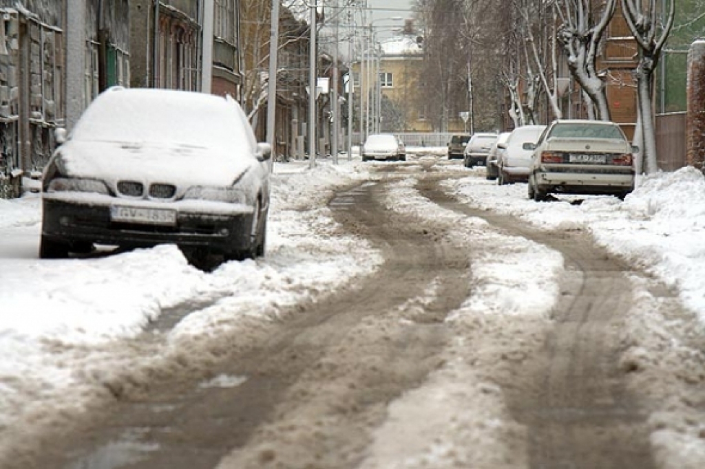 6 cm jau uzsniguši, snigs vēl; braukšana apgrūtināta