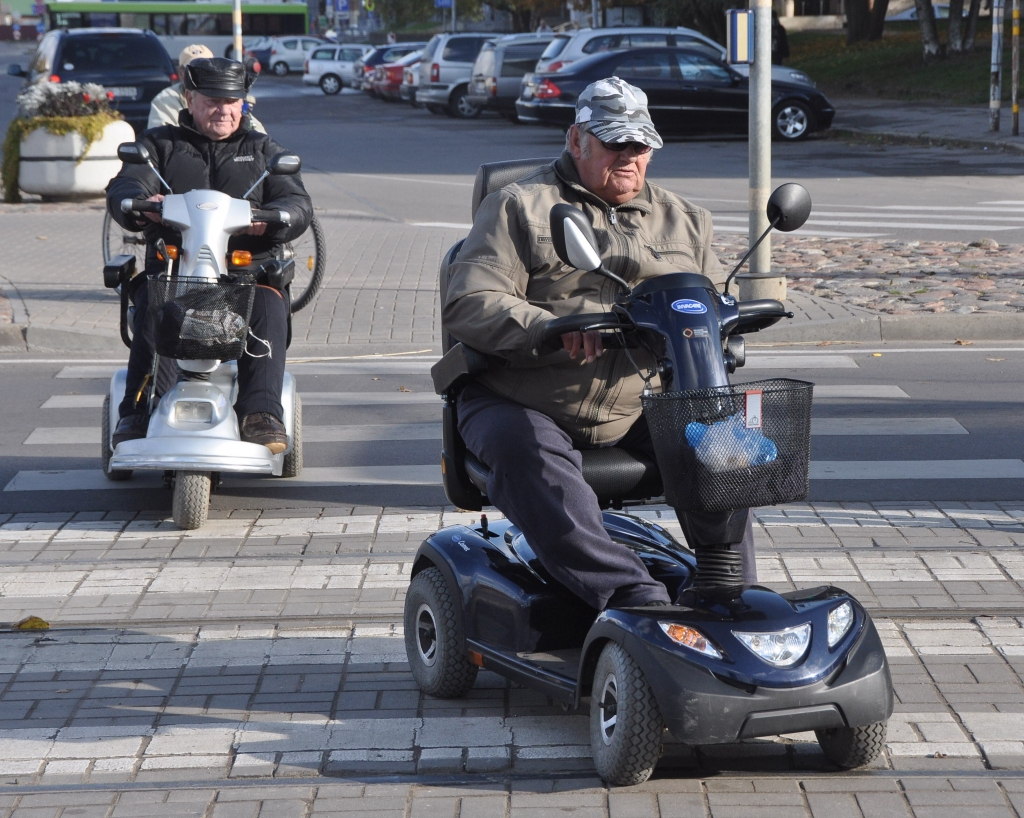 Sola palīdzēt ratiņkrēslos sēdošajiem ar iekļūšanu mājokļos