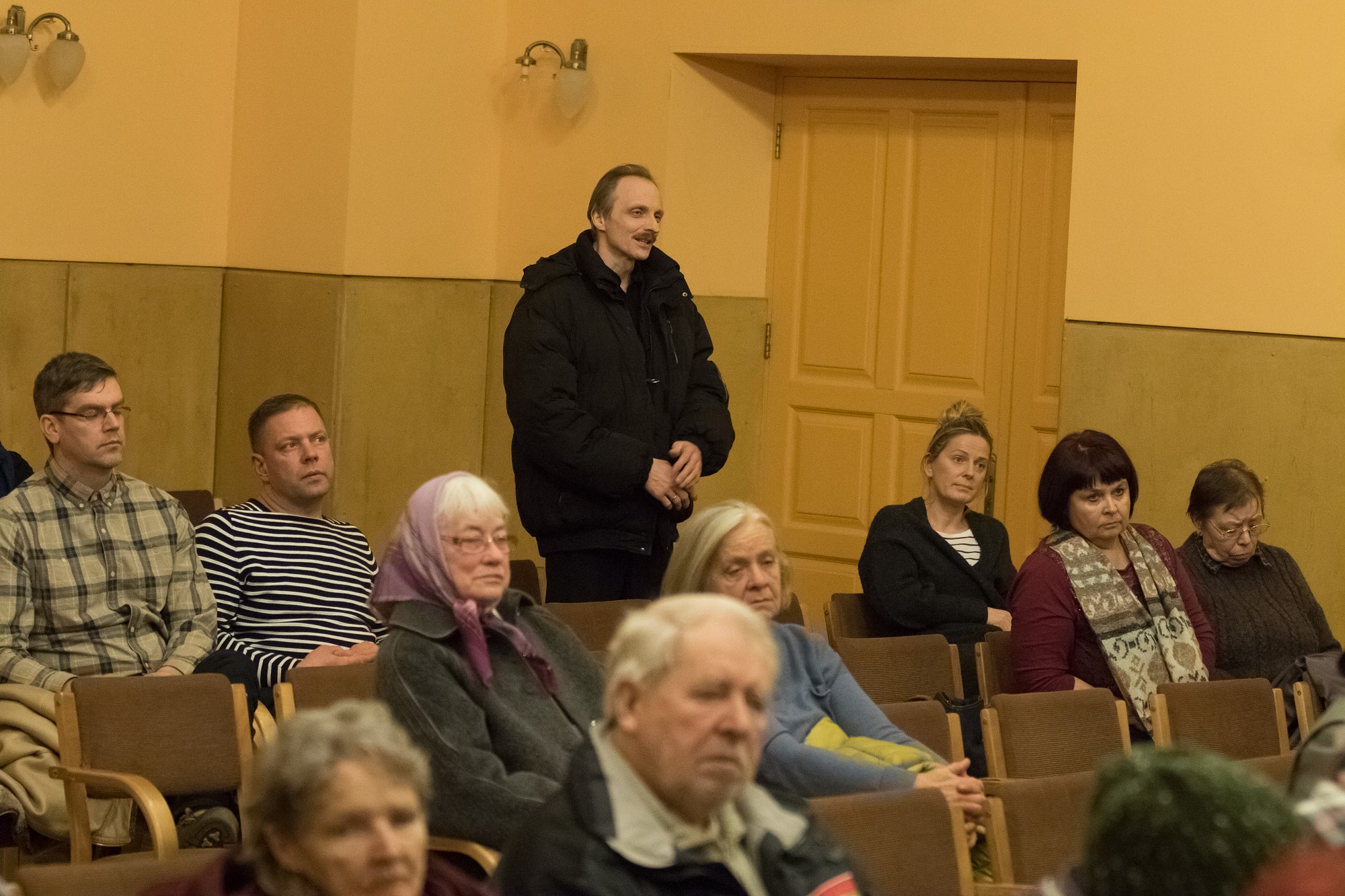 Apsprieda avīzi, grāvjus un mušas