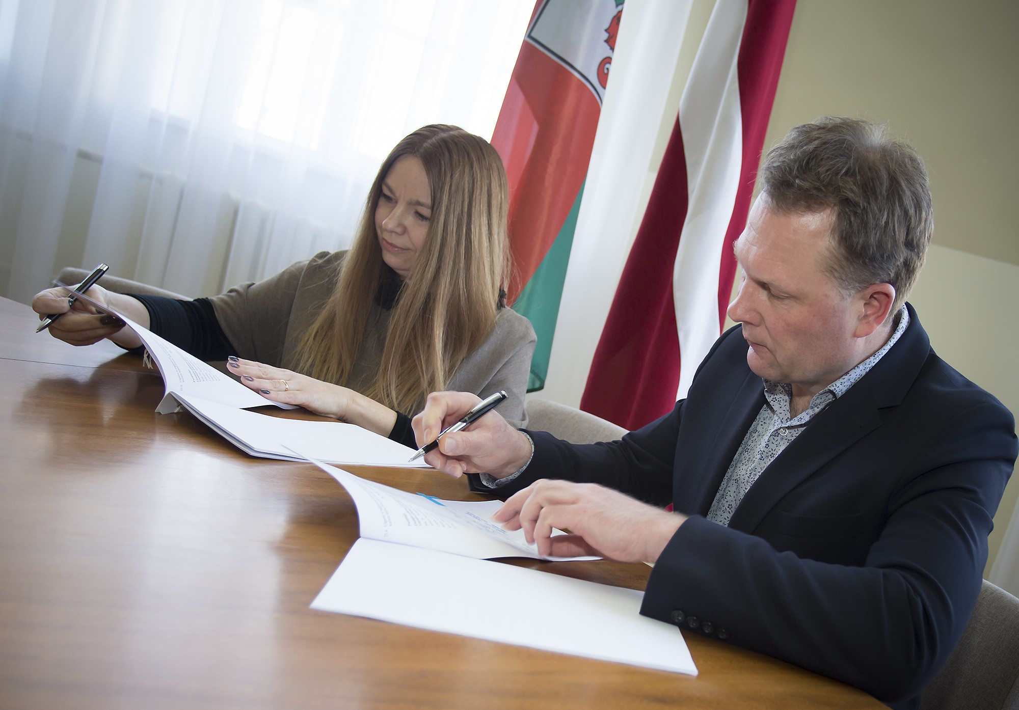 Paraksta līgumu par tenisa halles būvniecību