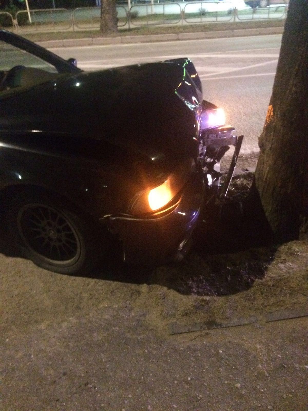 Nenovalda auto un trāpa kokā
