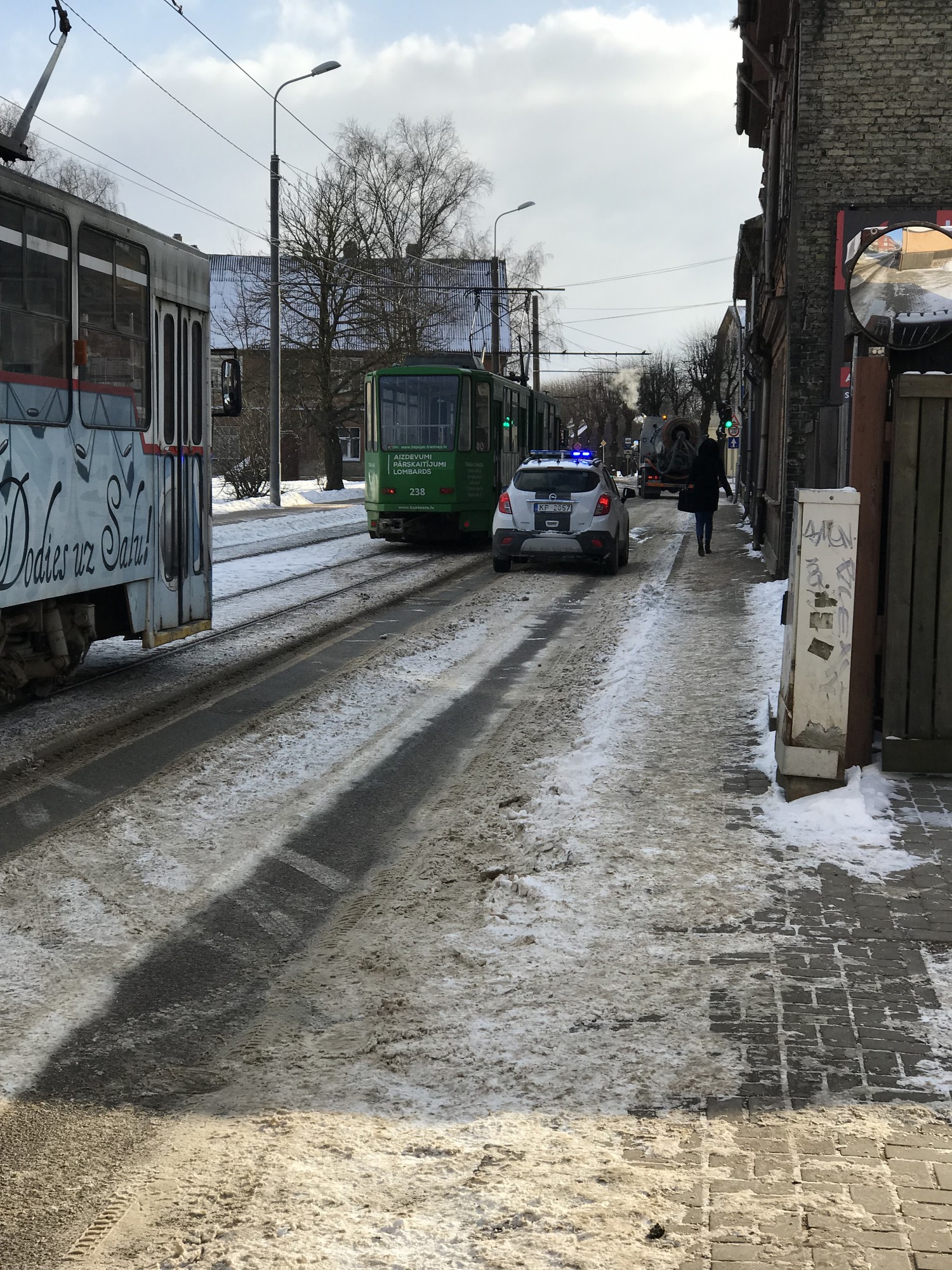 Brauktuvi nesadala tramvajs un kravas auto