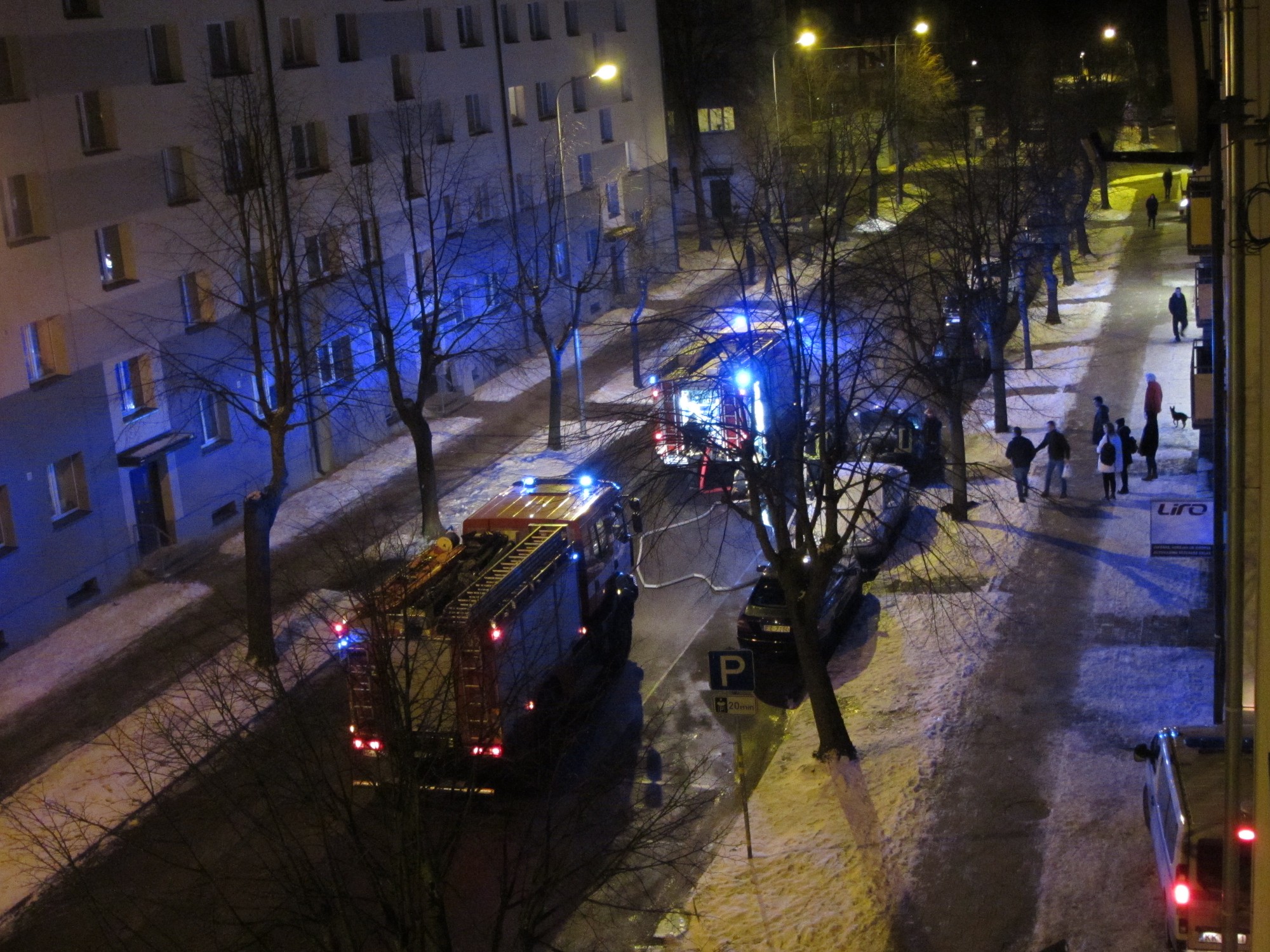 Vītolu ielā aizdegas auto