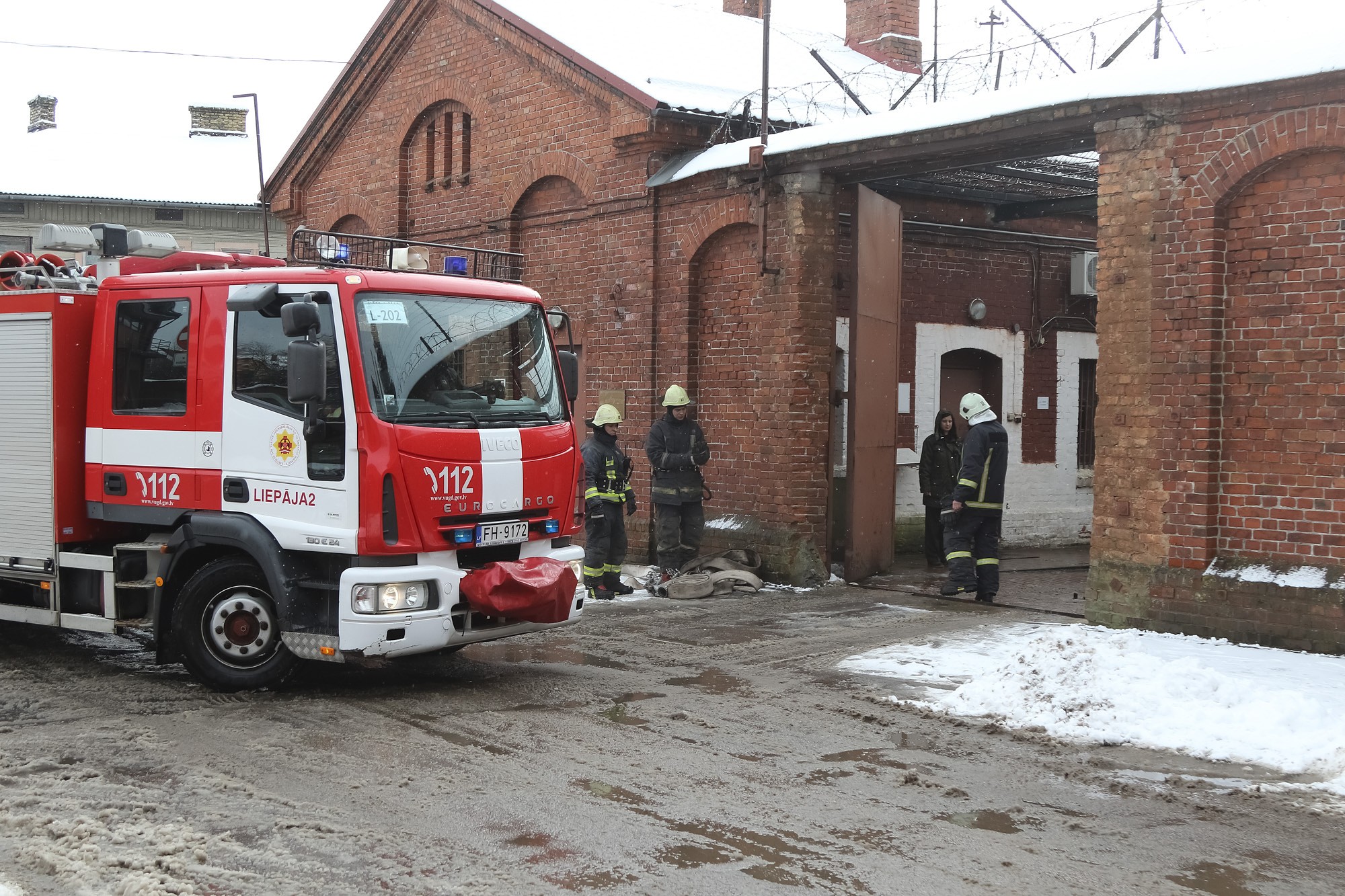 Trenējas dzēst ugunsgrēku Liepājas cietumā  