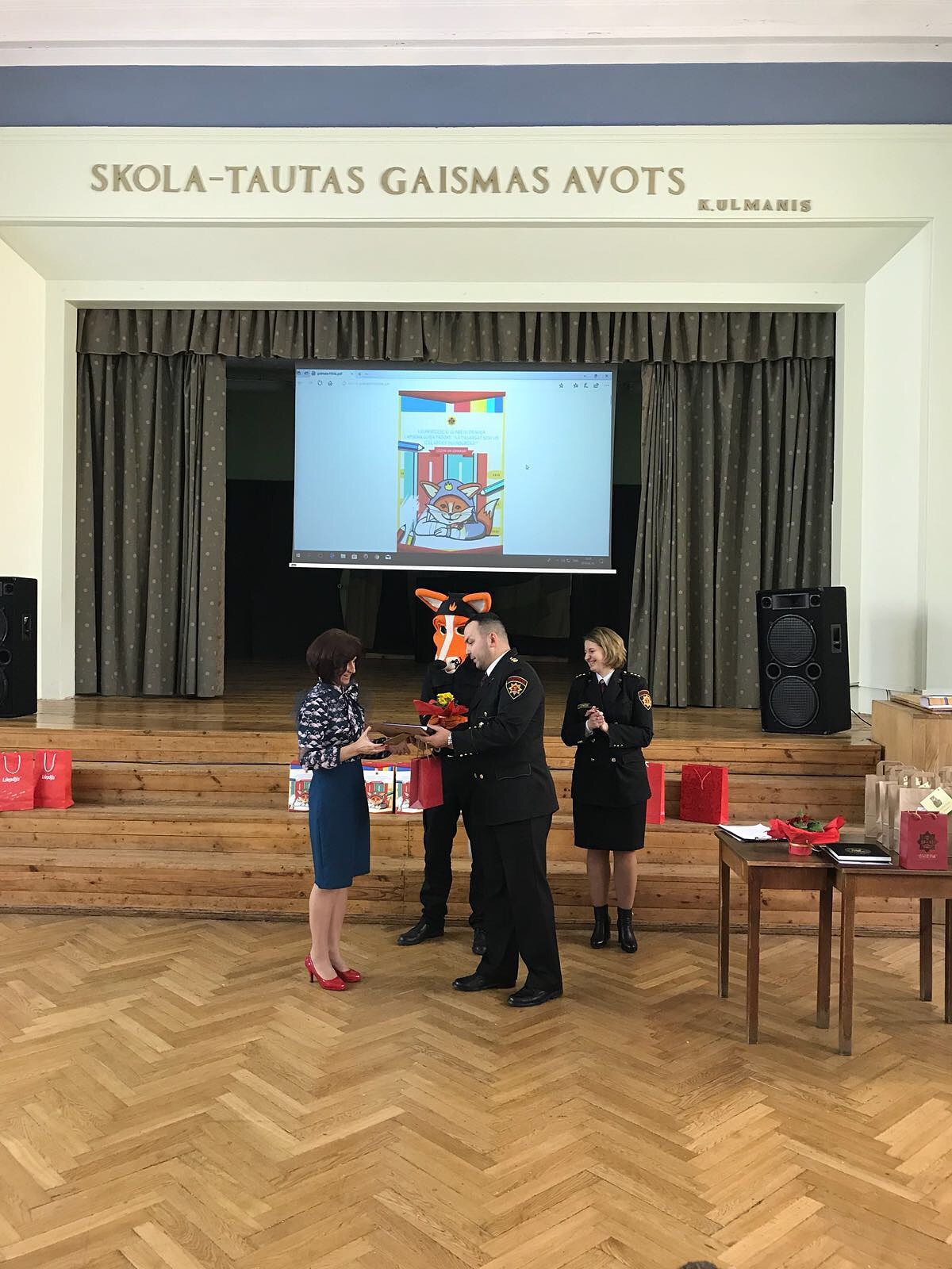Par rīcību ugunsgrēka gadījumā bērniem mācīs ar krāsojamās grāmatiņas palīdzību