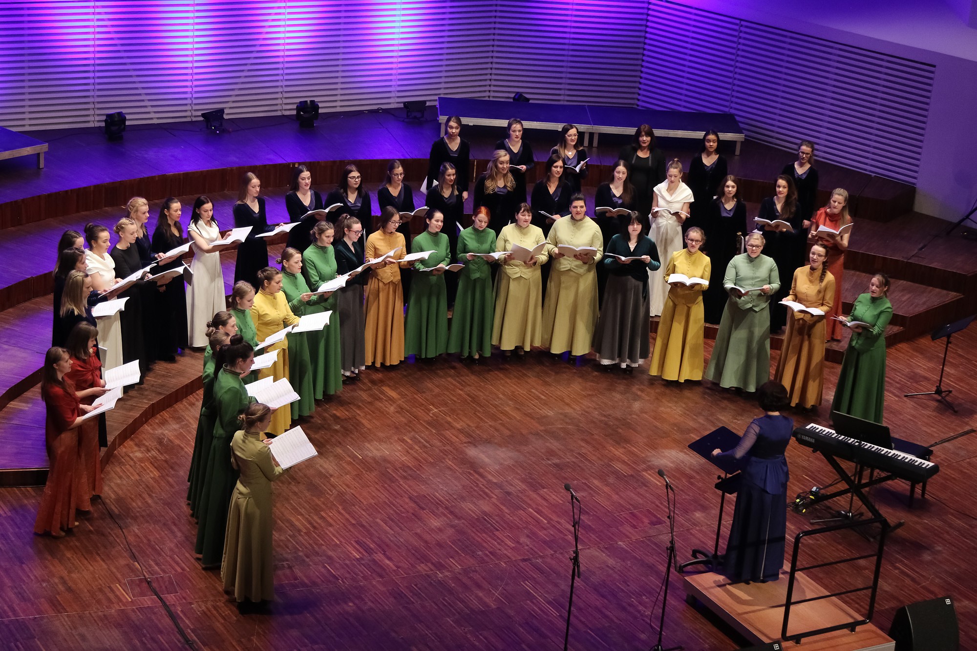Dziedātāju simti ieskandina “Gaudeamus”
