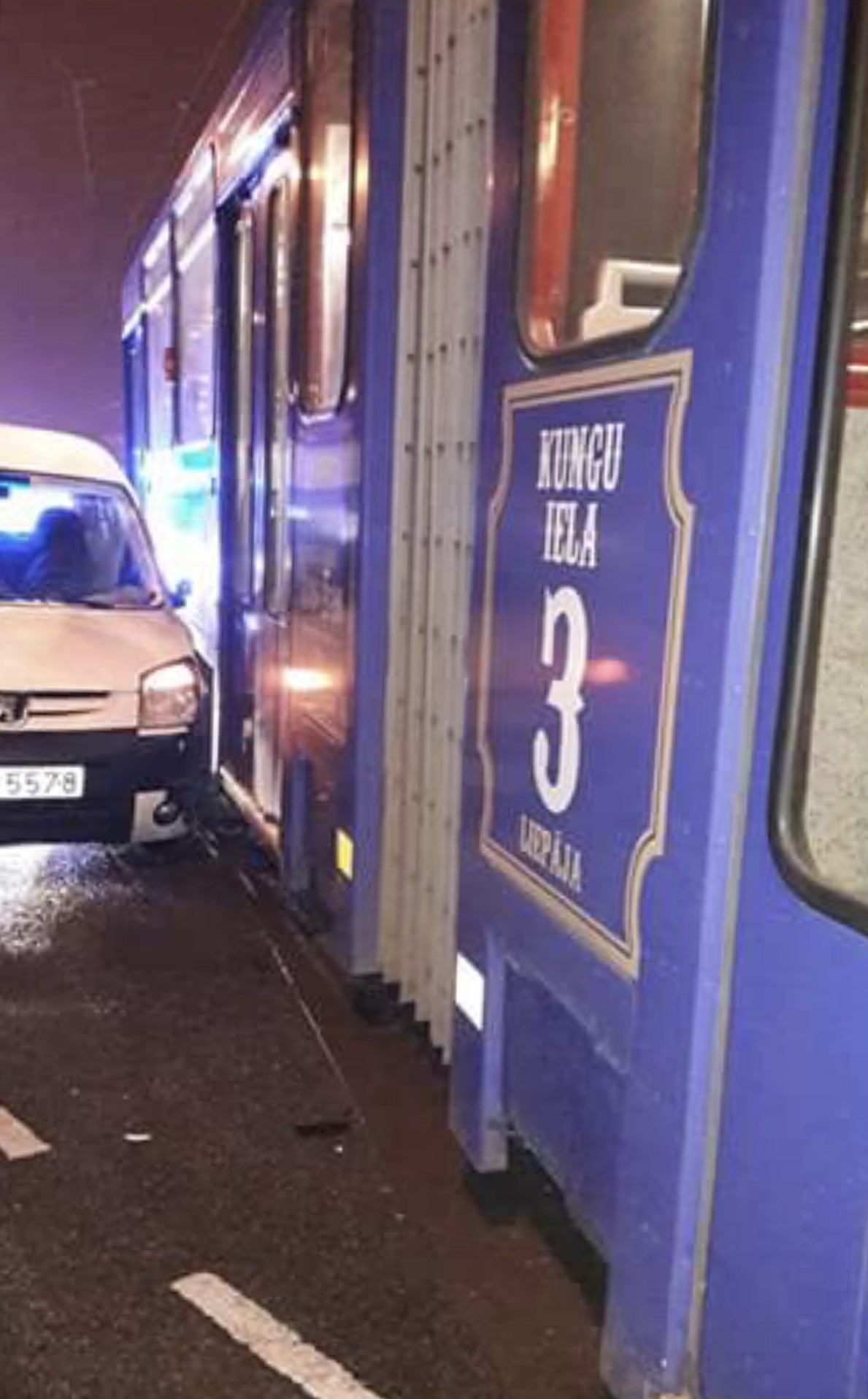 Auto ar tramvaju spēkojas Rīgas ielā