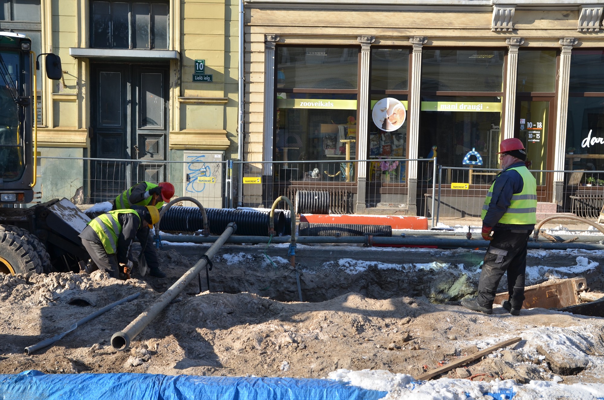 Aukstums apgrūtina, bet neapstādina remontdarbus