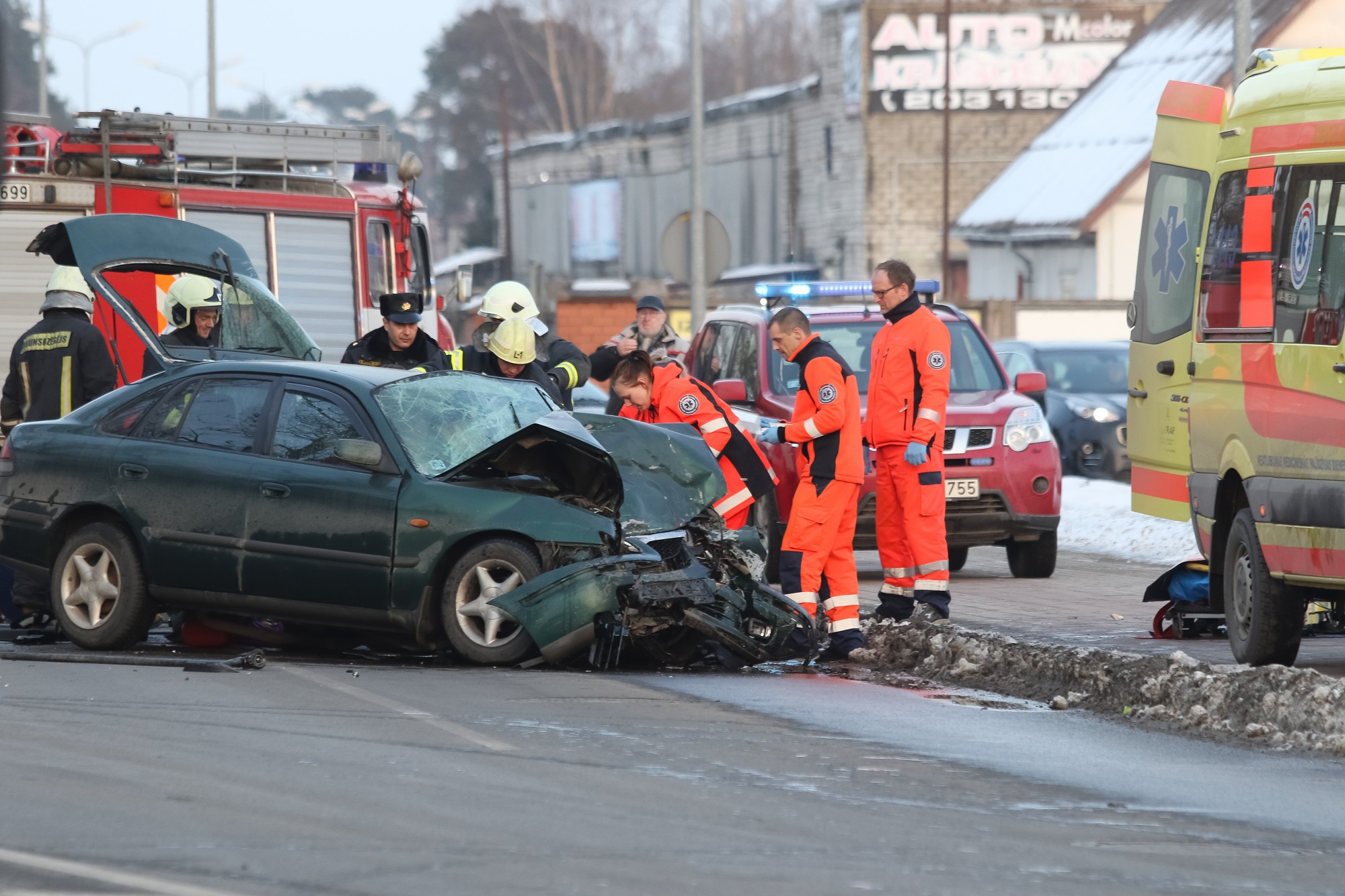 Autobusa un vieglās mašīnas sadursmē cietis cilvēks