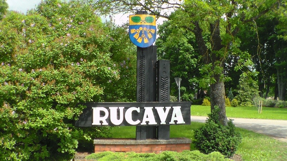 Darinās Rucavas karogu