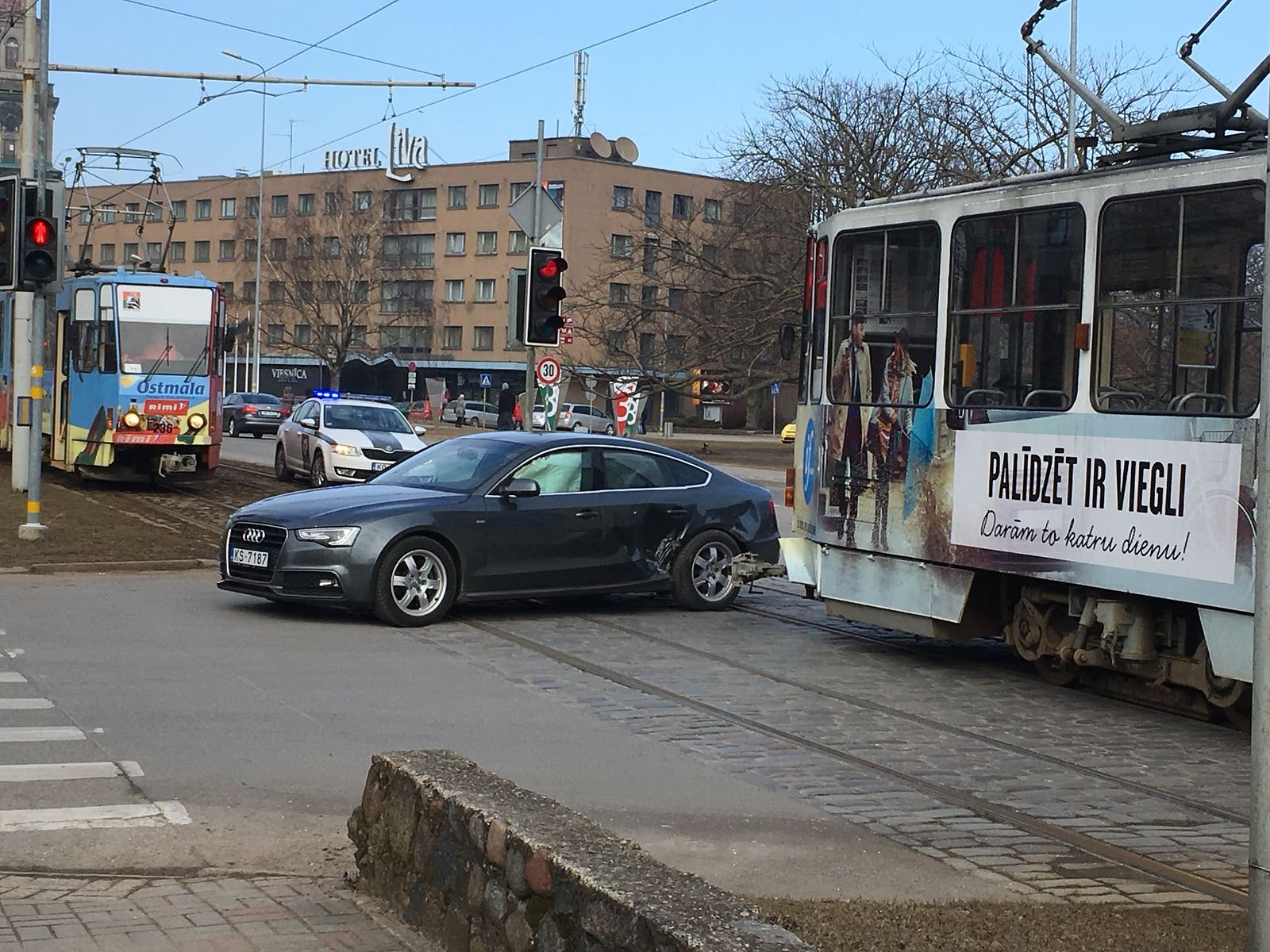 Atkal nedod ceļu tramvajam