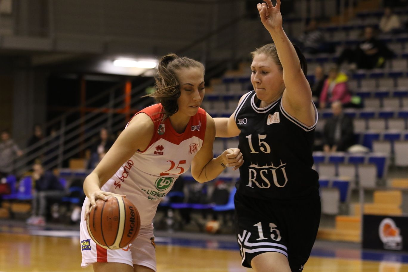 “Liepājas papīrs” basketbolistes uzvar galvenās konkurentes