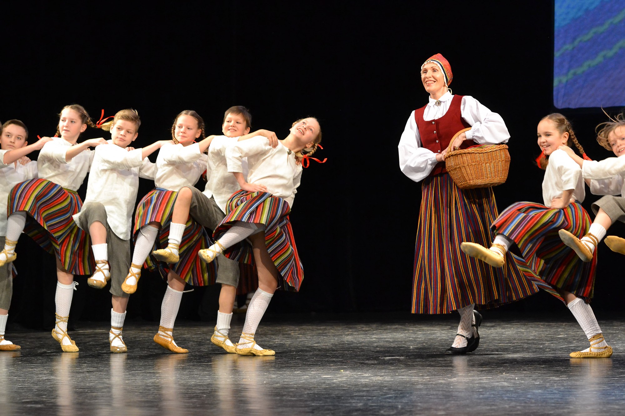 Deju skate svētku noskaņās