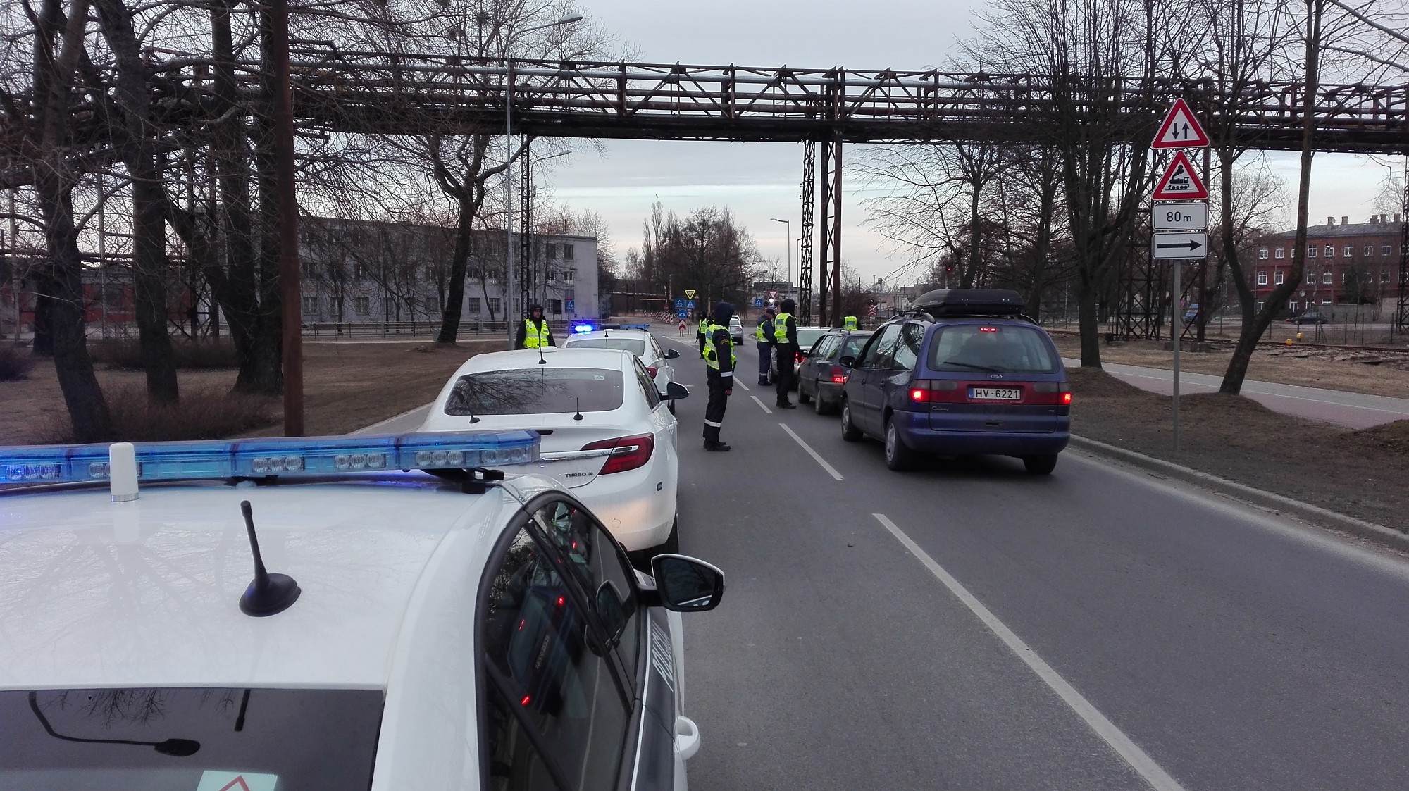 Brauc reibumā un pārsniedz ātrumu