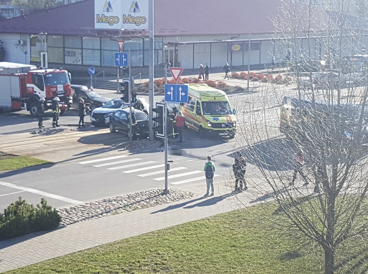 Papildināts ar foto – Sadursmē cieš divi cilvēki