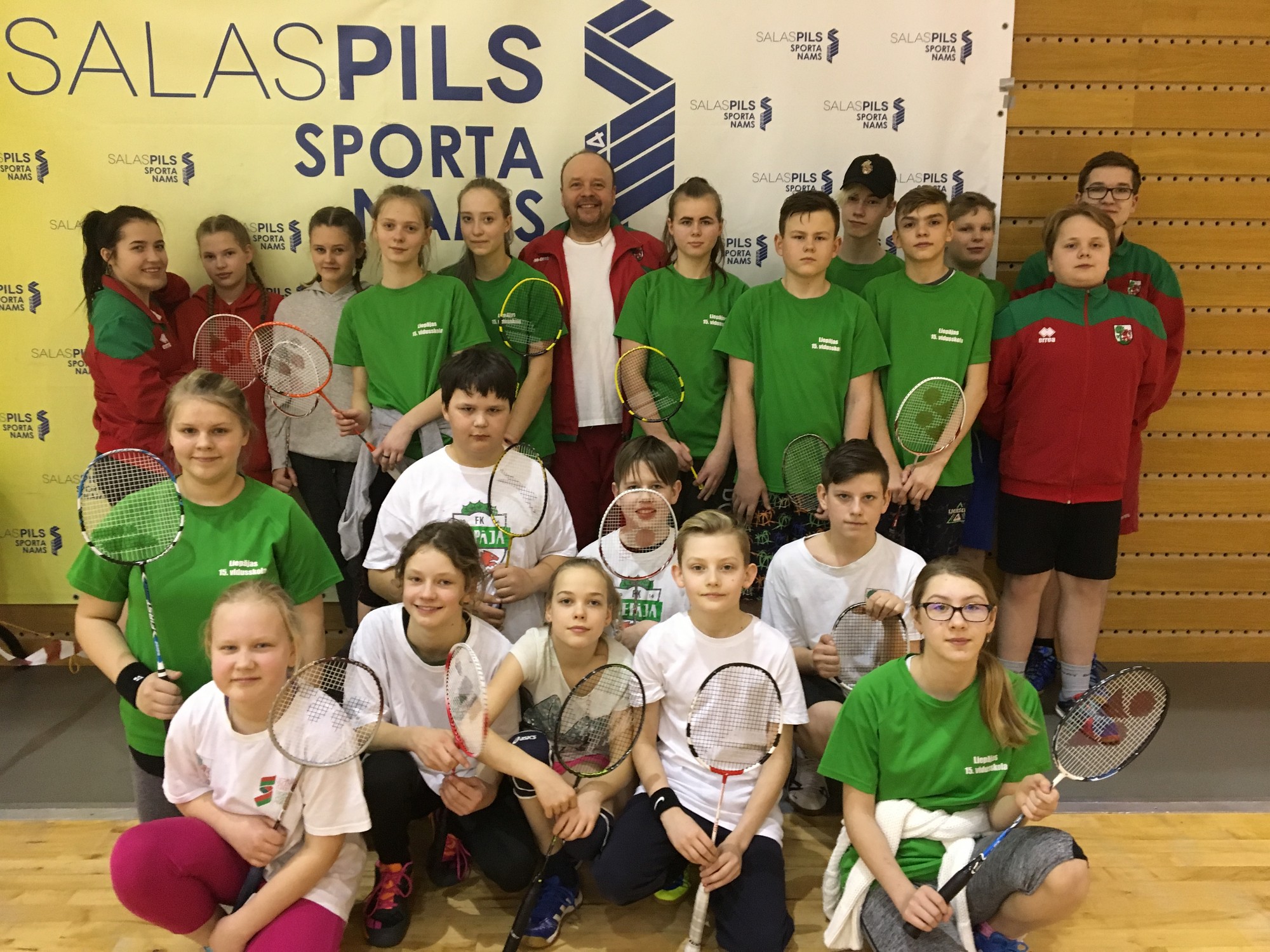Badmintonisti skolu komandu čempionātā izcīna sudrabu