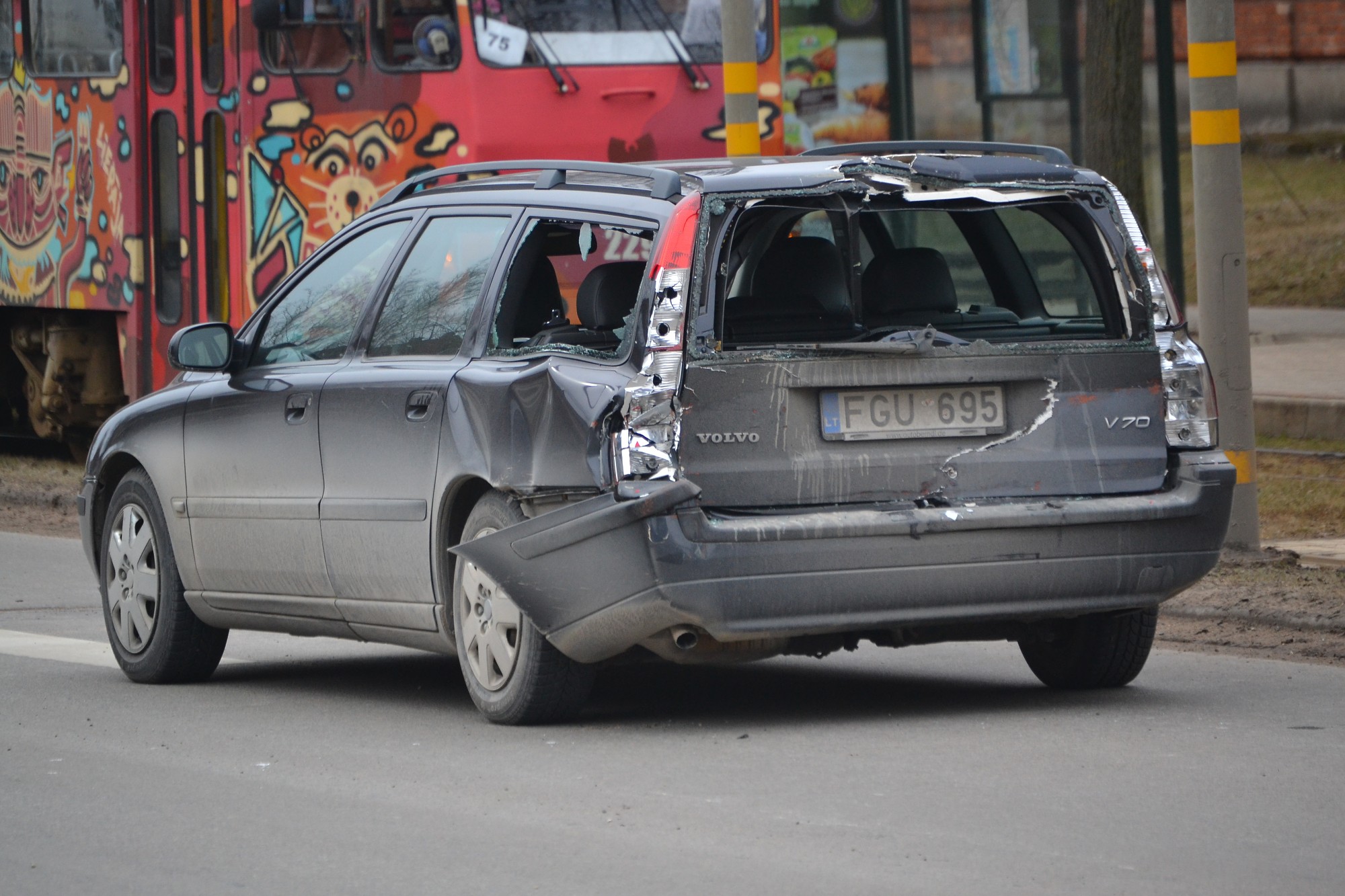 Papildināts – Brīvības ielā saduras kravas auto un vieglais