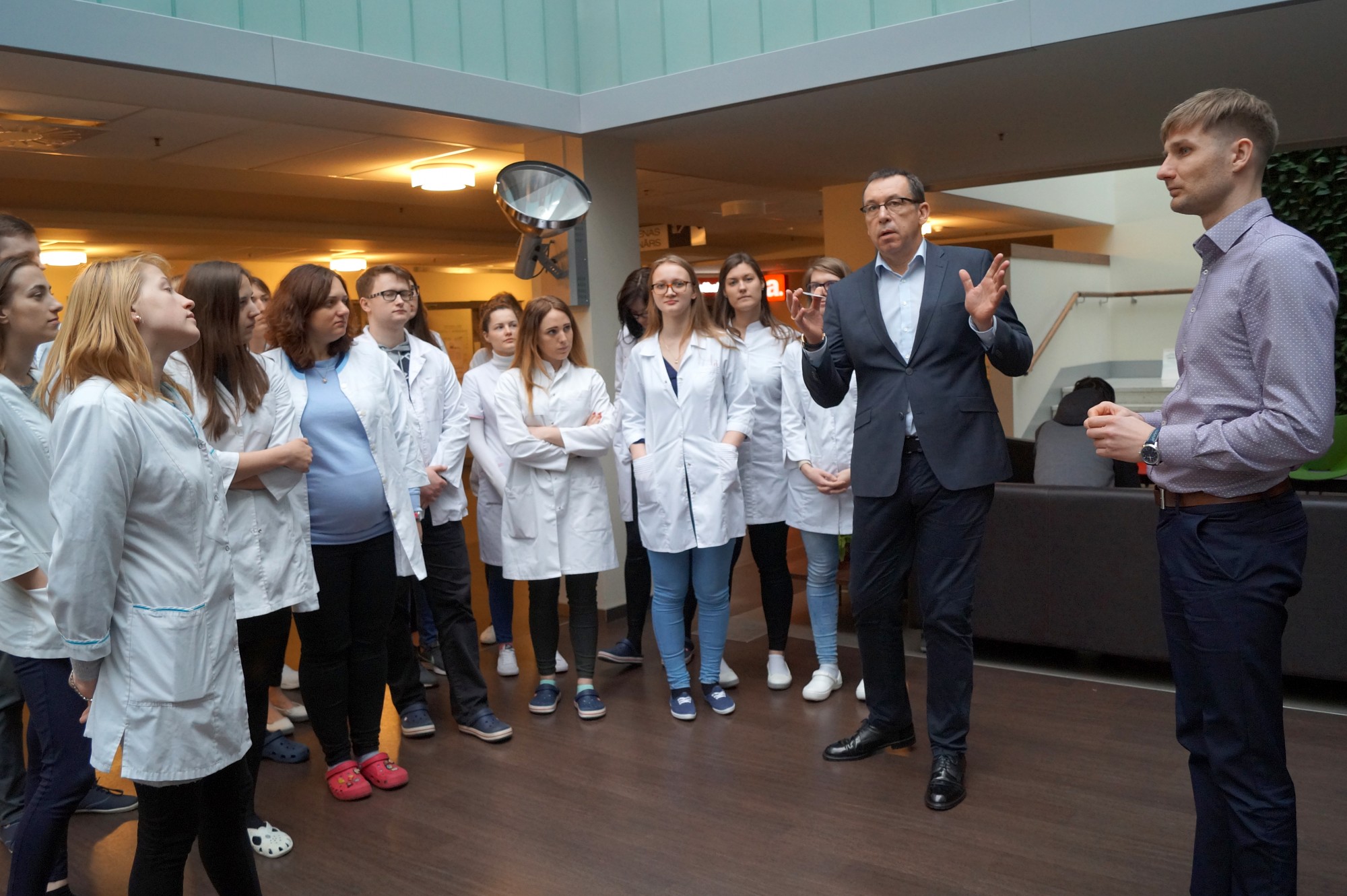 Slimnīcu apmeklē topošie infektologi un reanimatologi