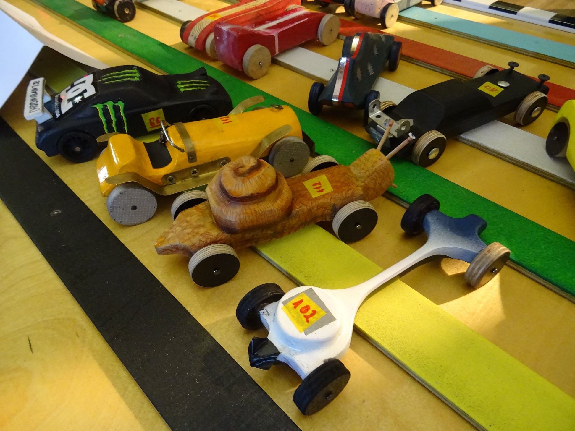 Auto un buru laivu sacensībās spēkojas meistarībā
