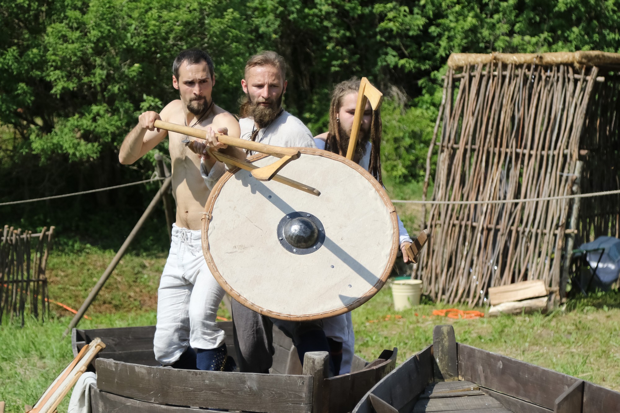 Vīri tērpjas bruņās, mazuļi stāda pupas