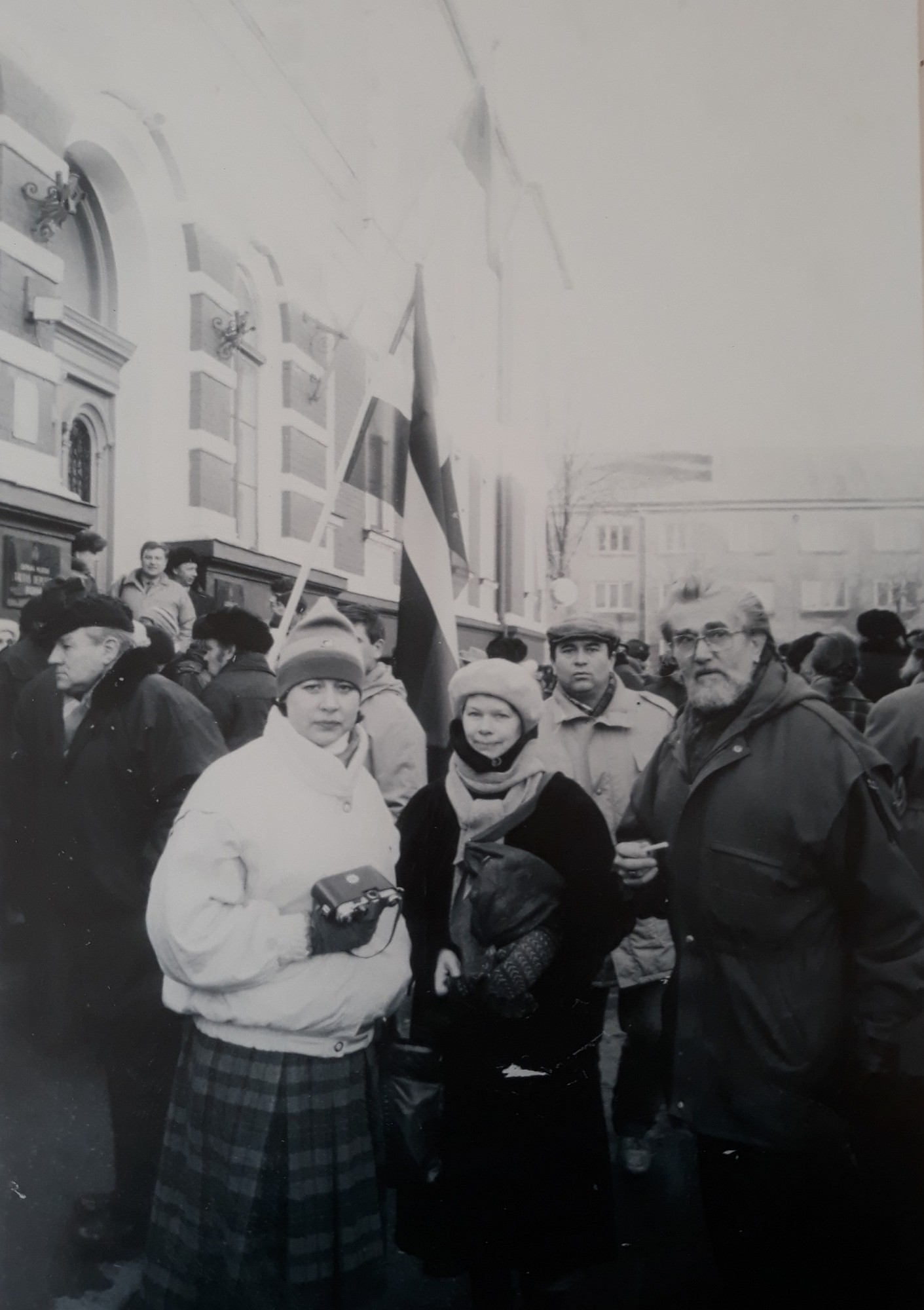 Pasniegs pateicības rakstus par piedalīšanos barikādēs