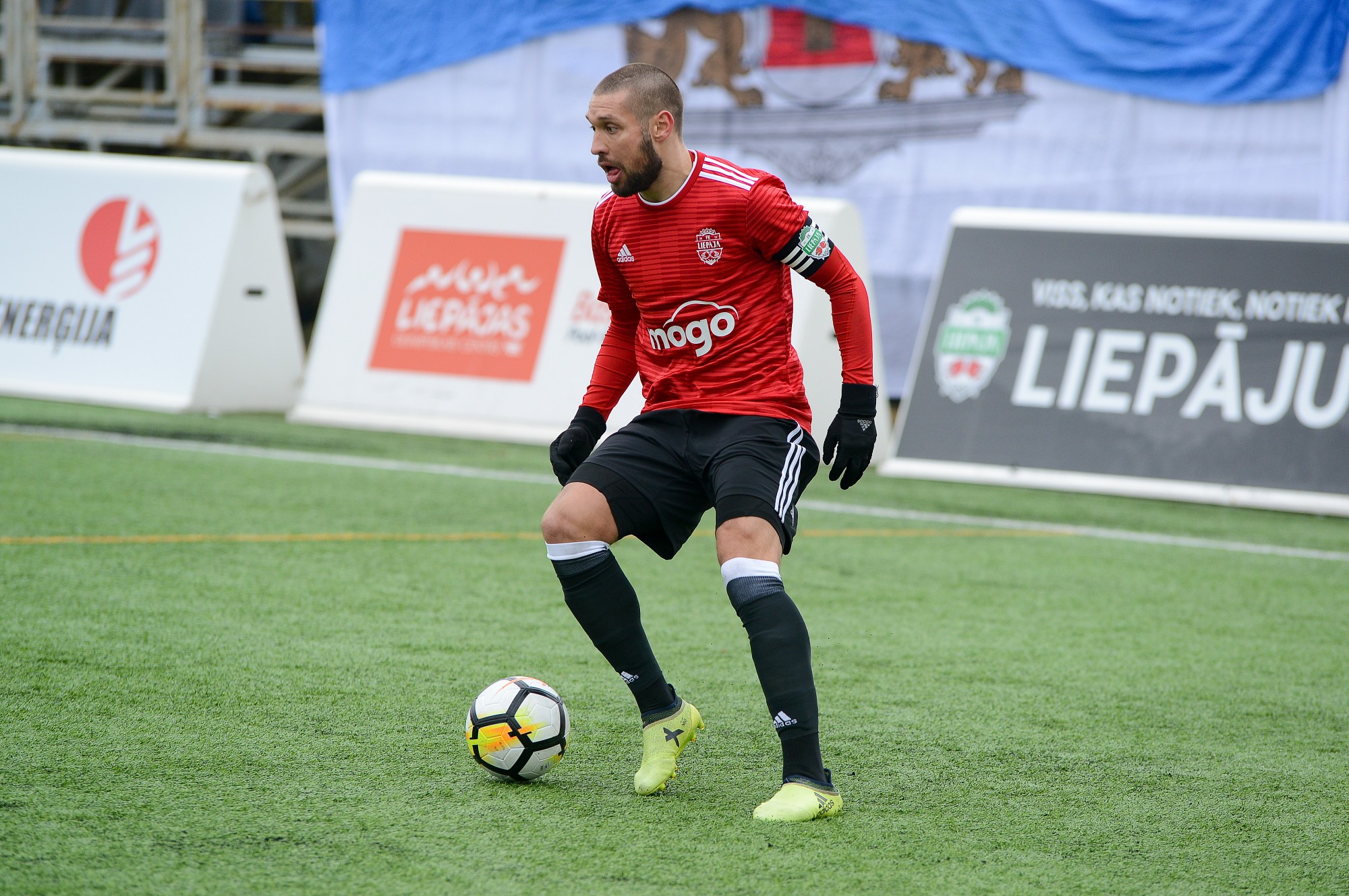 Par futbola virslīgas aprīļa labāko spēlētāju nosaukts Karašausks