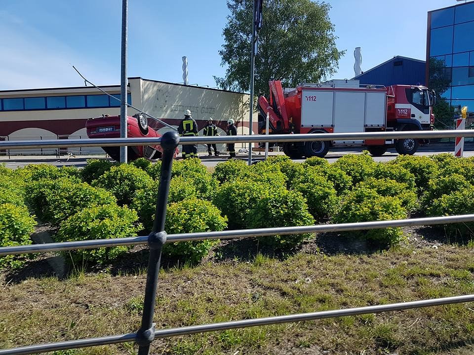 Piedzēries vadītājs taranē laternu un ”noliek auto uz jumta”