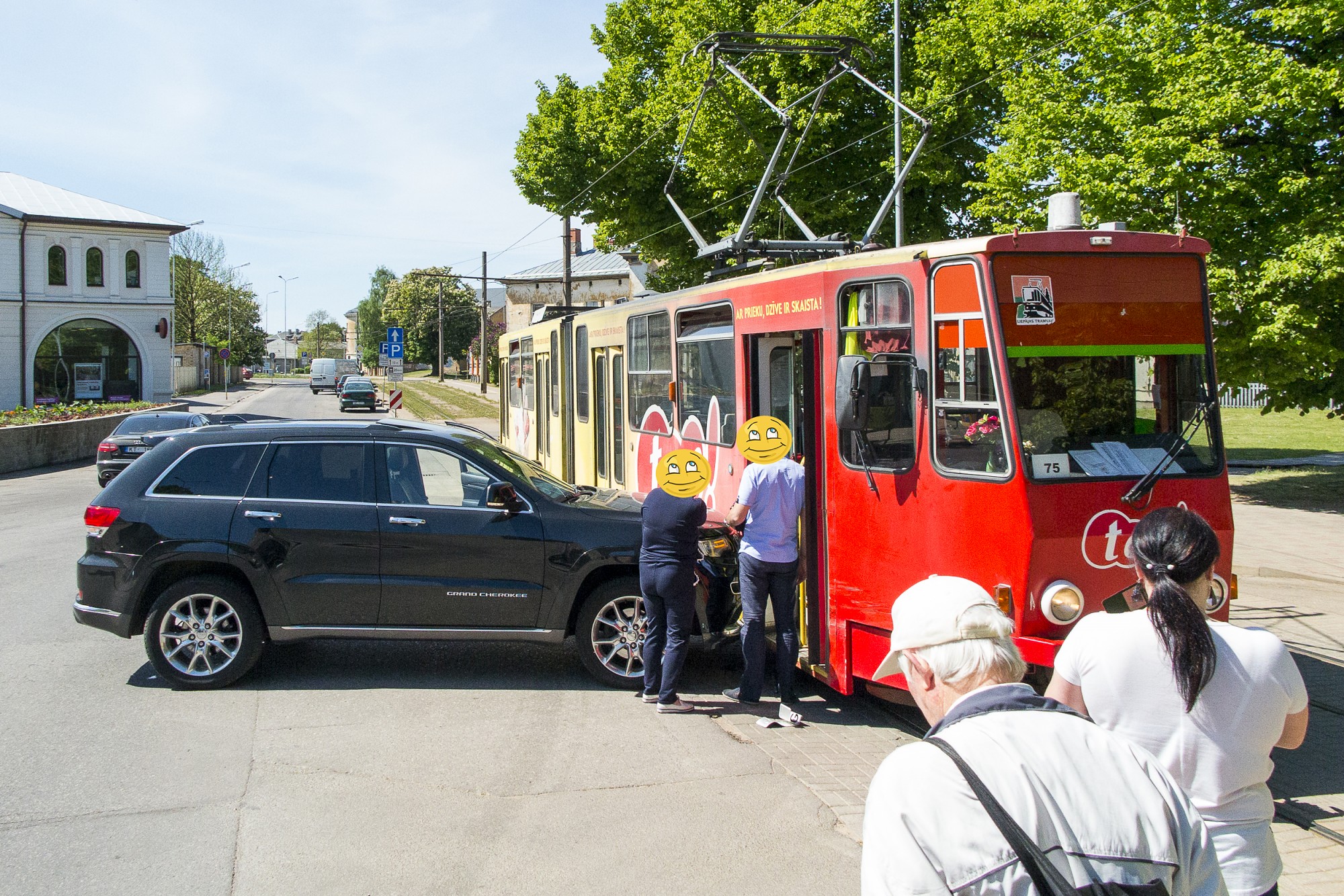 Dāma ar ”Jeep” negriež ceļu tramvajam