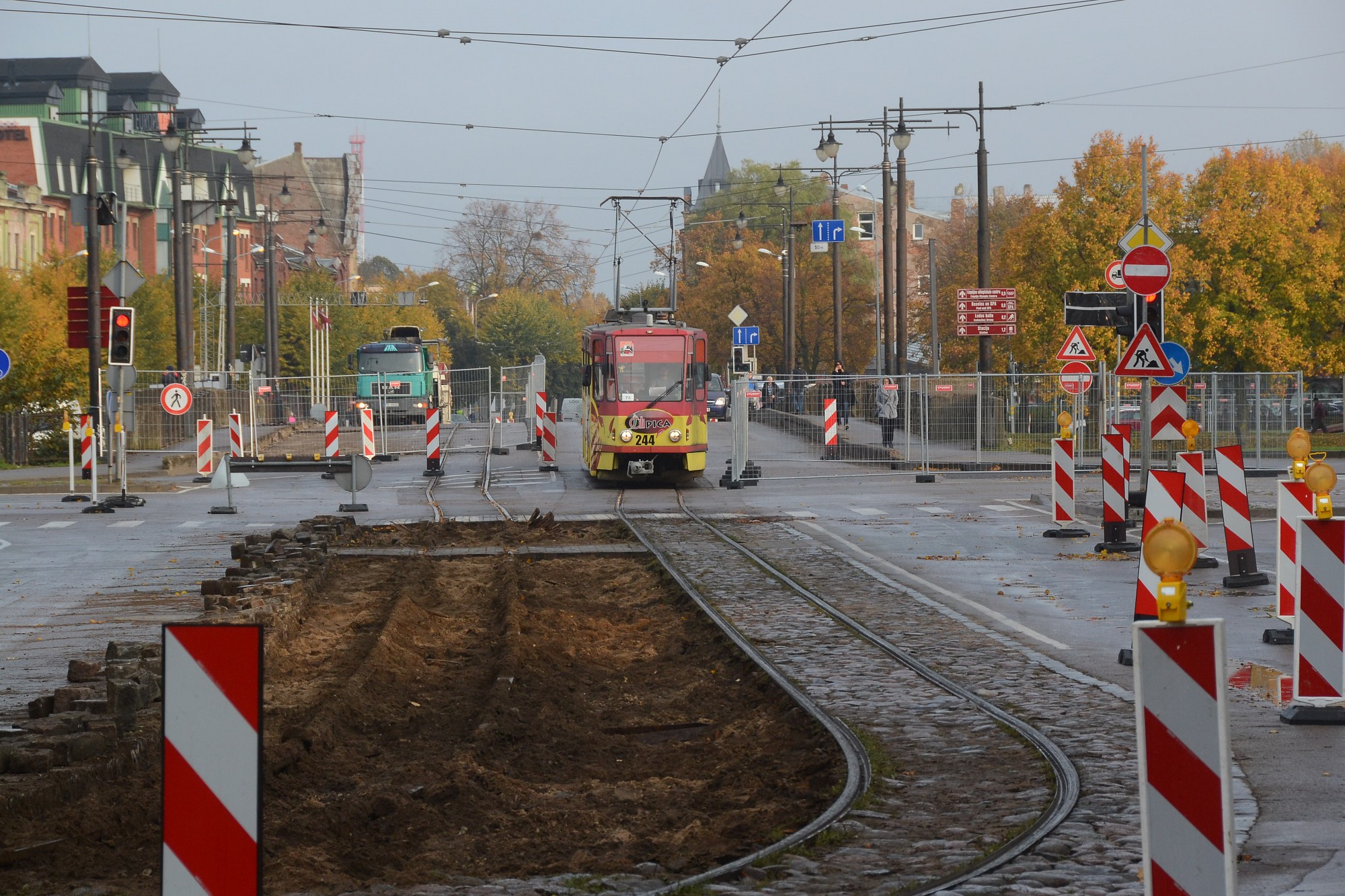 Satiksmi Lielajā ielā un uz Tramvaja tilta pakāpeniski pārvirzīs pa jaunizbūvēto ceļa pusi