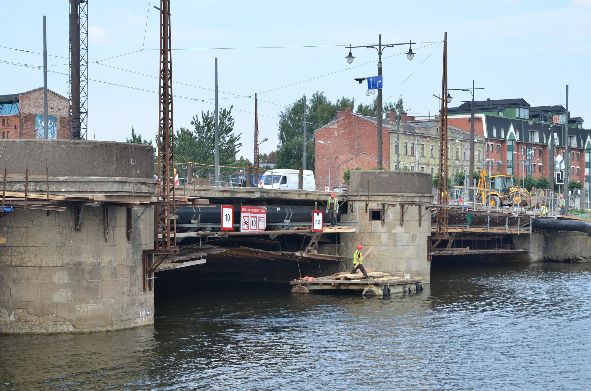 Bērna dēļ izsauc operatīvos dienestus, bet palīdzību vajag tramvaja vadītājai