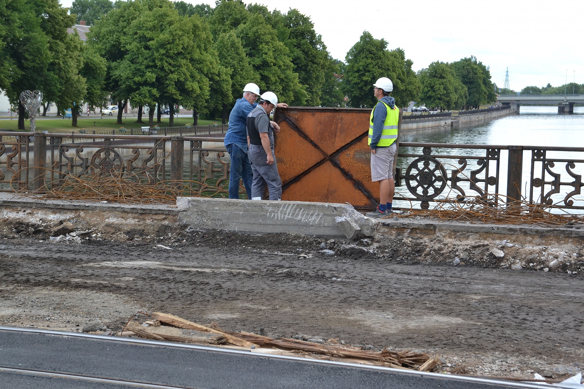 Šonakt slēgs satiksmi uz Tramvaja tilta