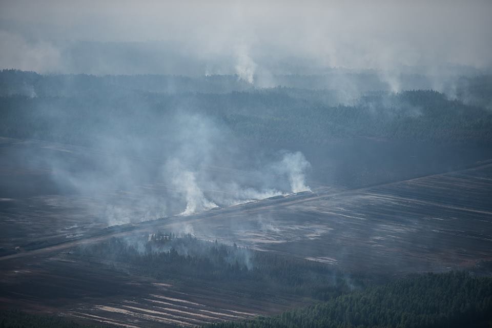Izdeguši vairāk nekā 800 hektāri; liesmas joprojām nav apdzēstas