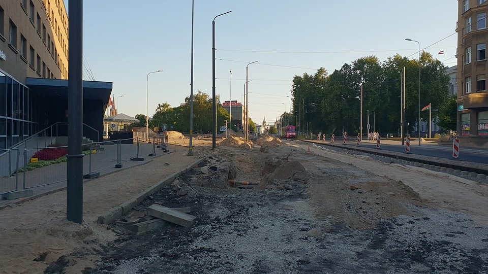 Papildināts – Rekonstrukcijas darbu laikā atrok vēsturiskā Valdes nama pamatu vietu