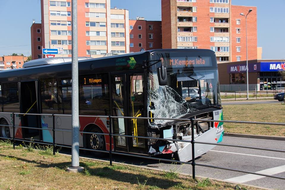 ”Opel” krustojumā iebrauc pie sarkanās gaismas un taranē satiksmes autobusu