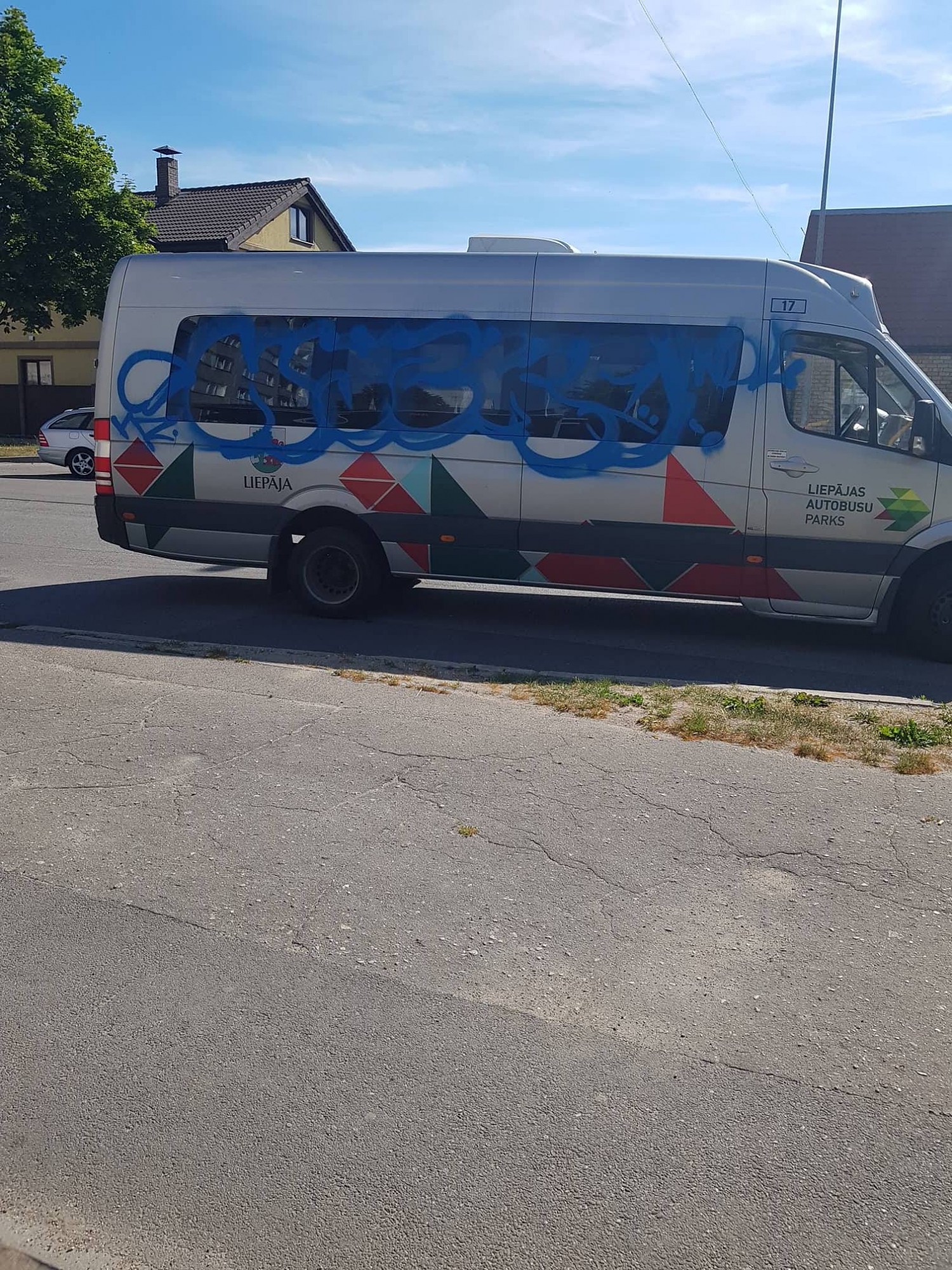 Bažas rada Krūmu ielā pamests mikroautobuss