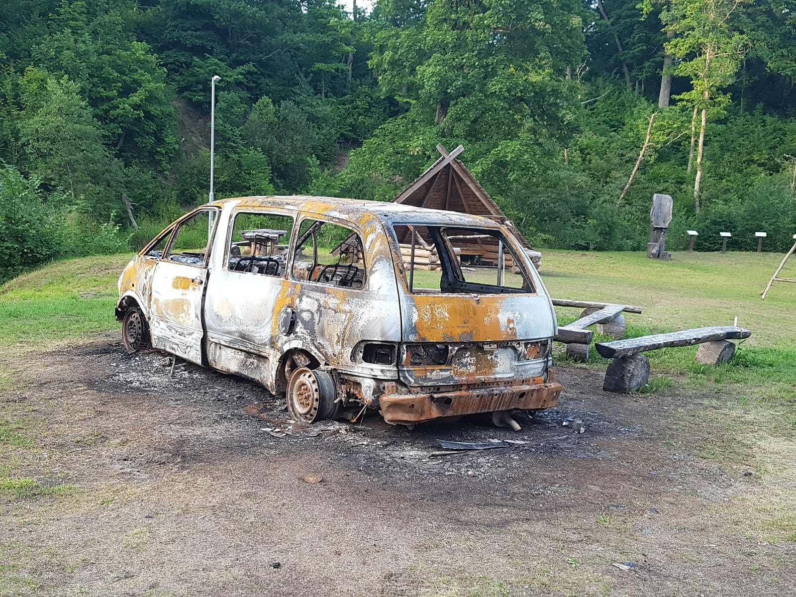 Aizdegoties auto, cietis vadītājs