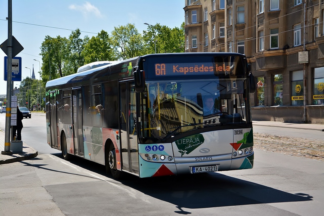 Meklē riteņbraucēju, kas sabojāja maršruta autobusu