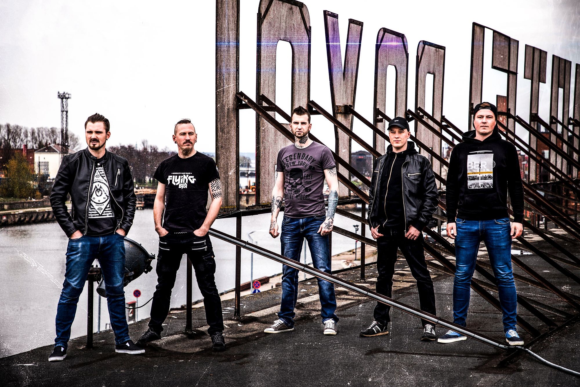 “Flying Bra” ar jaunu dziesmu izziņo albumu un koncertus