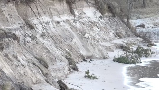 Brūkoša kāpa un viļņi izdzēš divu bērnu dzīvības