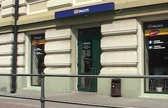 Uz apsūdzēto sola sēžas 13 pasta darbinieces