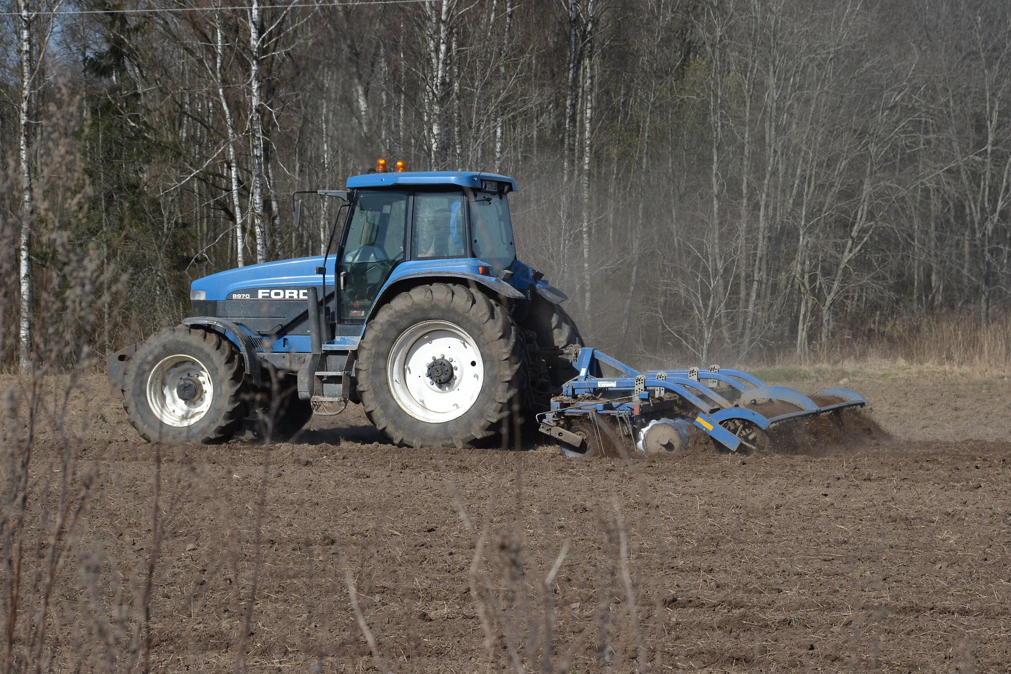 Papildināts – Traktors iebrauc grāvī, cieš cilvēks
