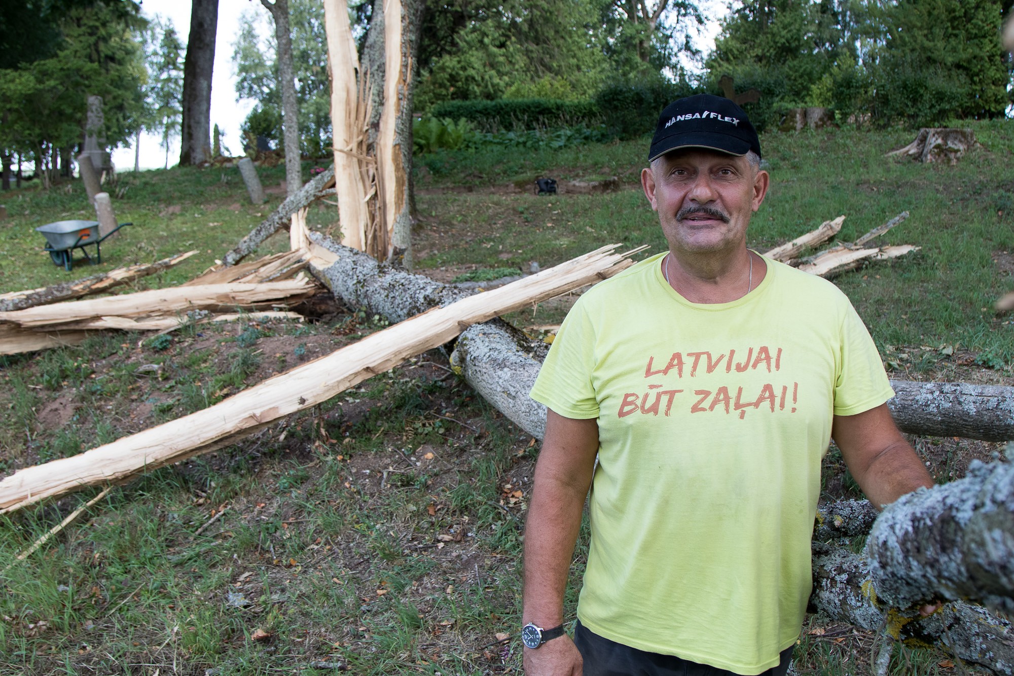 Zibens spēriens kapos