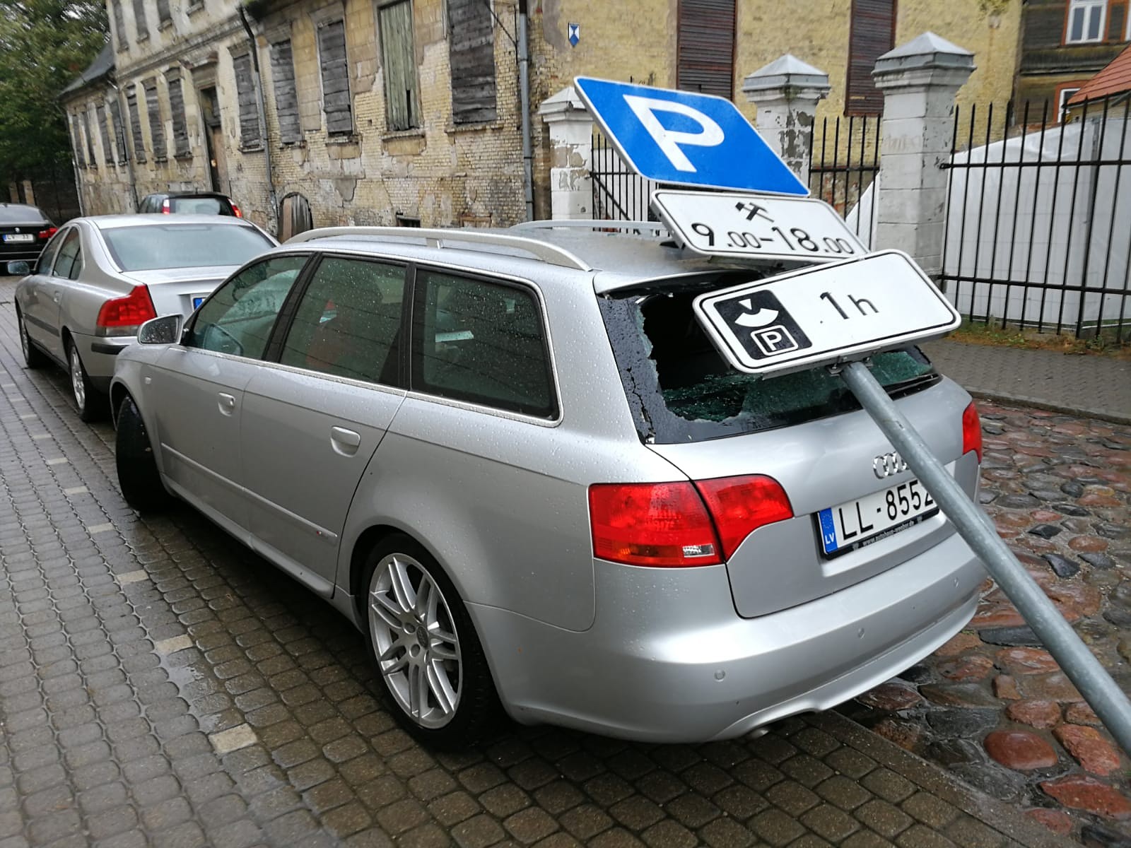 Papildināts (ar foto) – Vēja dēļ lūst koki un zīmes, cieš auto, apstājas darbs ostā